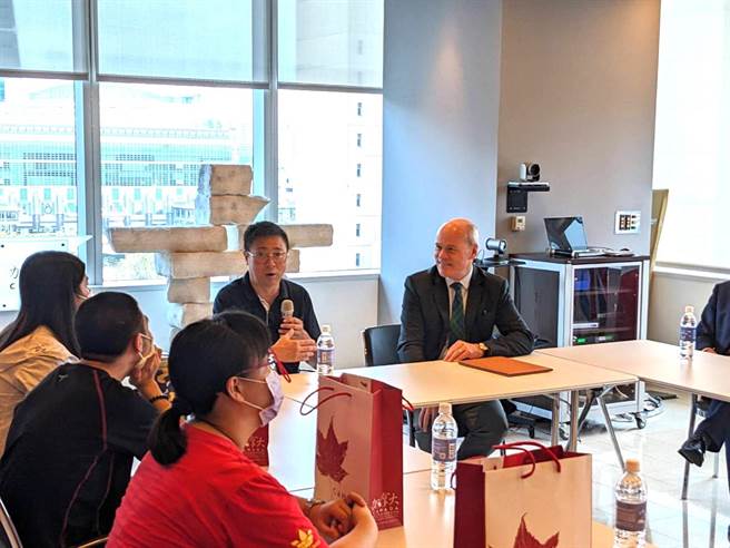 位在台东的台湾自闭儿家庭关怀协会获得加拿大驻台北贸易办事处捐助慈善募款，孙中光(手持麦克风者)说，感谢他们让爱传到偏乡。（孙中光提供／蔡旻妤台东传真）