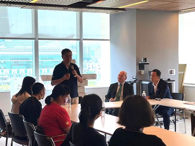 位在台东的台湾自闭儿家庭关怀协会获得加拿大驻台北贸易办事处捐助慈善募款，孙中光(手持麦克风者)说，感谢他们让爱传到偏乡。（孙中光提供／蔡旻妤台东传真）