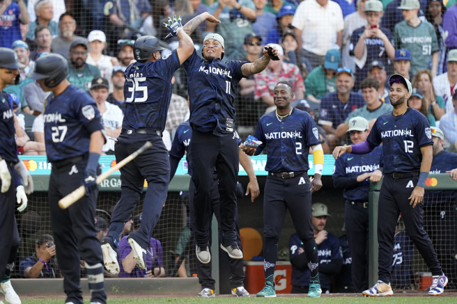 狄亚兹（左3）与队友庆祝。（路透）