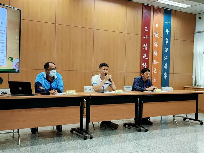 112学年度分科测验今(12)日登场，上午举行首科物理科考试，高中物理老师在考后解析考题，认为试题难度适中，文字叙述字量合理，计算量合理。(李侑珊摄)