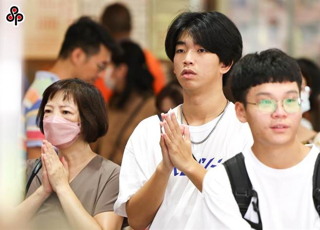 112学年度分科测验今(12)日登场，家长与考生在考前一天到双连文昌宫为考运祈福。(本报资料照)