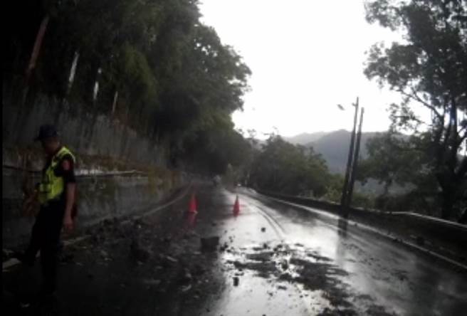 和平山区11日一阵大雨后，造成东崎路1段20.5公里处发生落石。（警方提供）