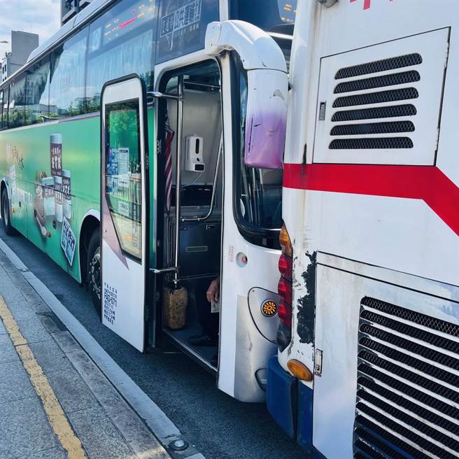 4公车在重庆北路发生连环追撞。（图 / 警方提供）