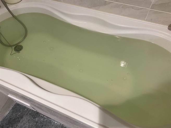 日前基隆市暖暖区的自来水顏色变黄，并伴随有异味，市议员林旻勋与蔡适应服务处安排会勘，了解水公司处理及改善状况。（议员林旻勋提供／张志康基隆传真）