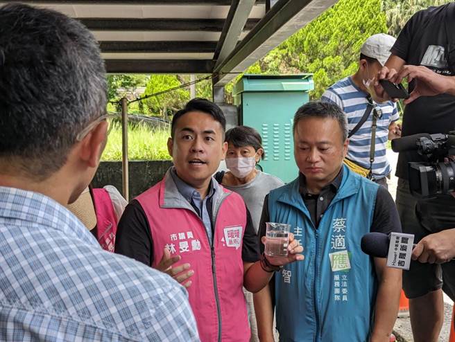 日前基隆市暖暖区的自来水顏色变黄，并伴随有异味，市议员林旻勋与蔡适应服务处安排会勘，了解水公司处理及改善状况。（张志康摄）