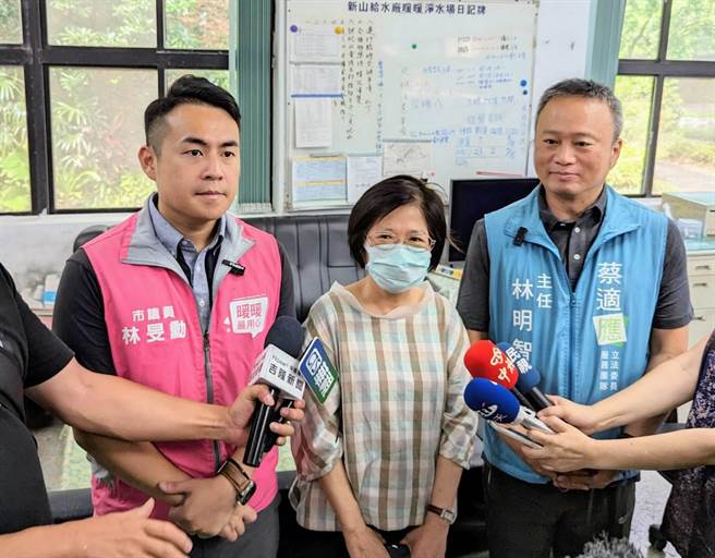 蔡适应服务处主任林明智（右）、基隆市议员林旻勋（左）赴暖暖净水场会勘，听取自来水公司一区处副处长陈素卿（中）的说明。（张志康摄）
