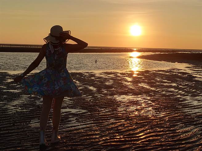 彰滨工业区线西肉粽角海域的夕阳美景。（米诺斯提供／孙英哲彰化传真）