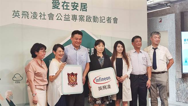 有科技公司今天捐赠「环境侦测器」及「毫米波雷达感测器」，盼守护长者的生命及健康。（林良齐摄）