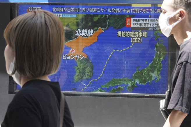 日本防卫省表示，北韩上午9时59分左右从北韩内陆地区向东方至少发射了1枚弹道飞弹，推测将于上午11时13分落在朝鲜半岛东方约550公里处、日本的专属经济区外侧的日本海。(图/美联社)