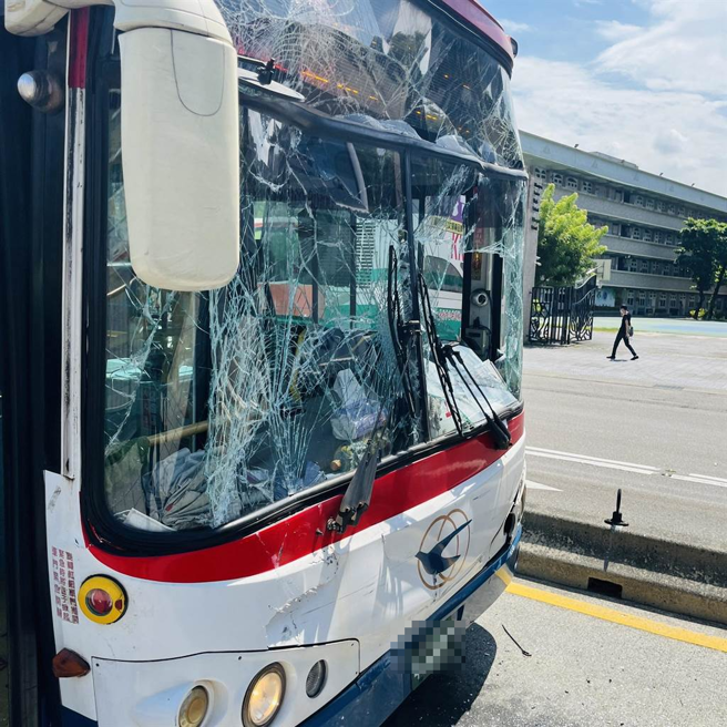 4公车在重庆北路发生连环追撞。（图 / 警方提供）