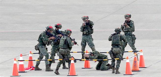 國防仍是重中之中。圖為漢光演習模擬敵軍的陸軍特戰部隊正在攻佔機場重要設施。（資料照／范揚光攝）