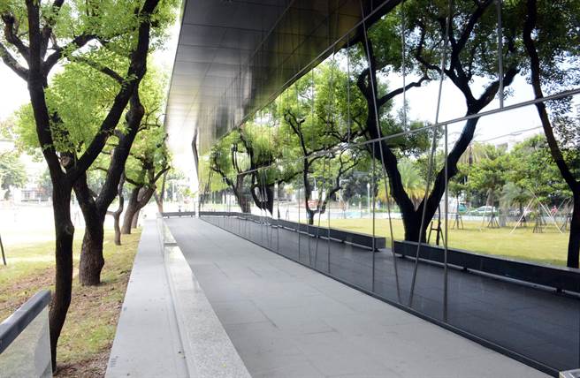 全台最美森林圖書館遭詐團盯上，廣發求職資訊。（林和生攝）