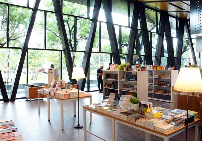 全台最美森林圖書館遭詐團盯上，廣發求職資訊。（林和生攝）