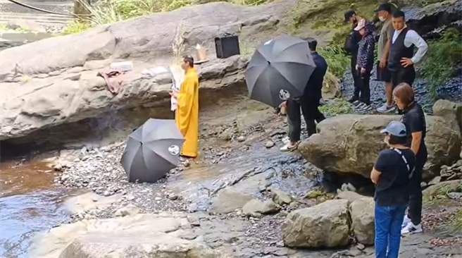 桃園市大溪國中畢業生慶祝放榜相約戲水3死意外，死者家屬12日重回事發地點招魂。(呂筱蟬攝)