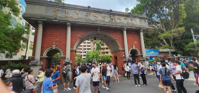 112学年度分科测验今(12)日登场，上午举行物理科、化学科考试。（黄敬文摄）