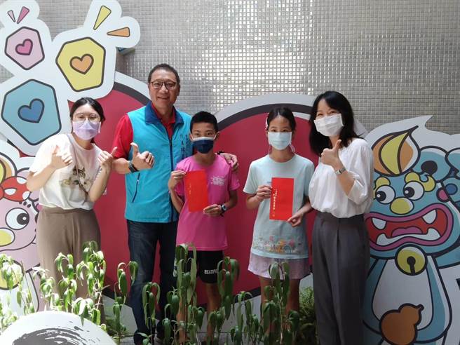 湖小家长会长林嘉森（左二）特别拨空到校致赠程仪，为学生加油打气。（图／金湖国小提供）