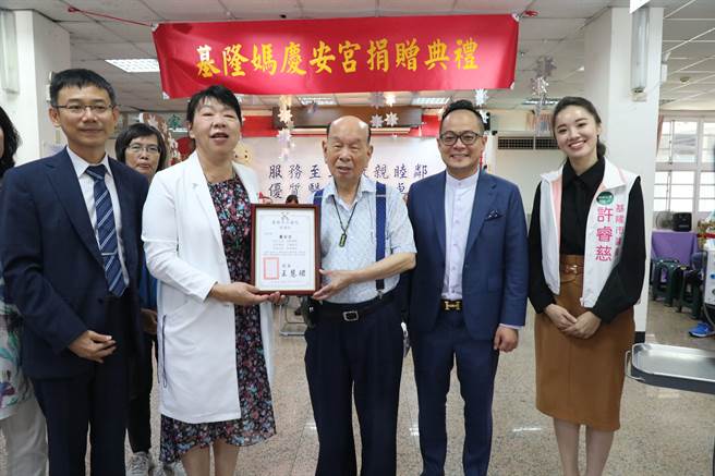 基隆市庆安宫主委童永（右3）代表捐赠多项医疗器材予市立基隆医院，包括基隆市议长童子玮（右2）及议员许睿慈（右1）都应邀出席。（童子玮服务处提供／张志康基隆传真）