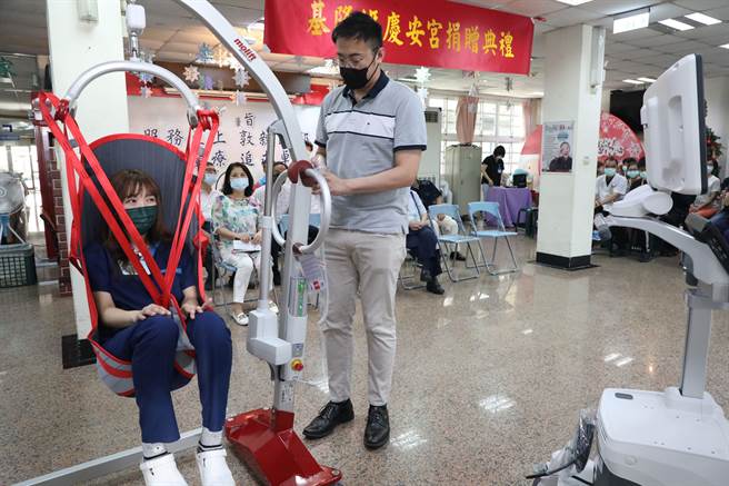 庆安宫捐赠的移位机是对行动不便的患者要移位到其它地方，或是如厕、洗澡都会方便许多。（童子玮服务处提供／张志康基隆传真）