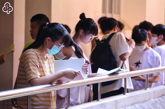 112學年度分科測驗在12日登場，首日考科為物理、化學、數甲與生物，考生利用時間複習，做最後衝刺。（羅永銘攝)