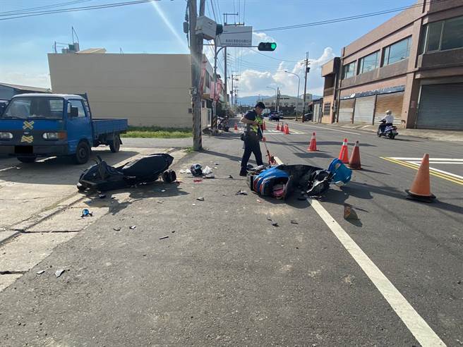 现场机车零件散落一地。（民眾提供／李京升苗栗传真）