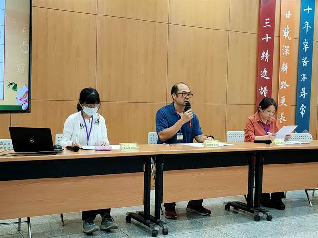 112学年度分科测验今（12）日举行首天考试，上午第2科考试为化学，高中老师认为，出题中间偏难。（李侑珊摄）