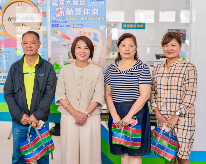屏東縣長周春米（左2）透露，屏東縣銀髮人才服務據點成立滿周年，已為超過250名長輩轉介再次投入職場。（圖／翻攝自周春米臉書）