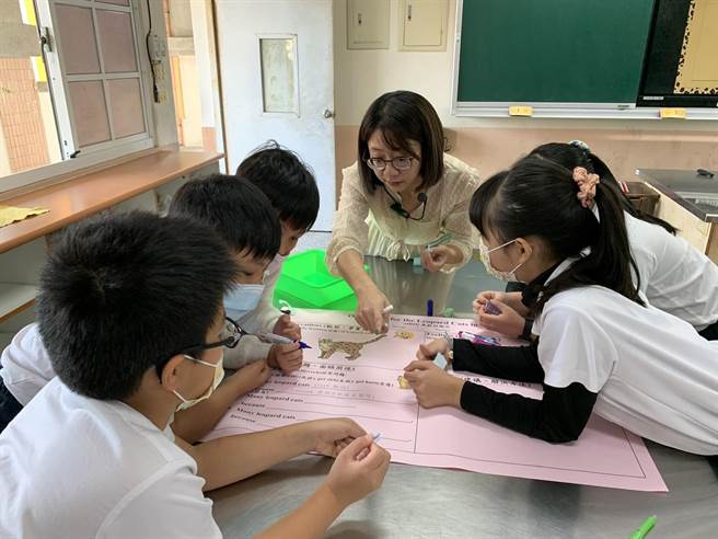 台中市教育局以专案补助各校推行双语教学，逐年扩增推动双语教学校数。（台中市教育局提供）