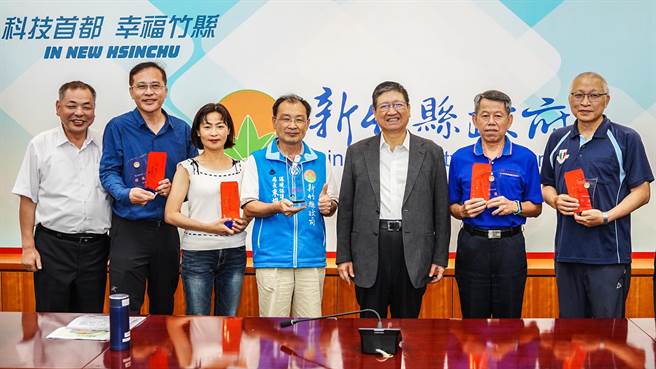 全國資源回收考核竹縣連10年獲特優獎，並有新豐、新埔、關西及寶山4個鄉鎮也獲特優獎，縣長楊文科（右三）頒發獎勵金鼓勵。（羅浚濱攝）