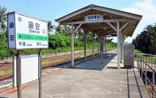 台铁镇安站行人遭火车撞击，列车误点、正厘清事故原因。(林和生摄)