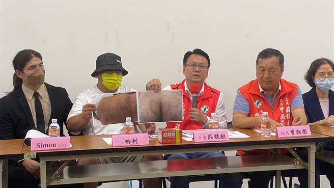 慘淪人囚的餐廳業者哈利12日由GASO在台組員simon、莊競程、市議員曾朝榮等人陪同在現身說法。（馮惠宜攝）