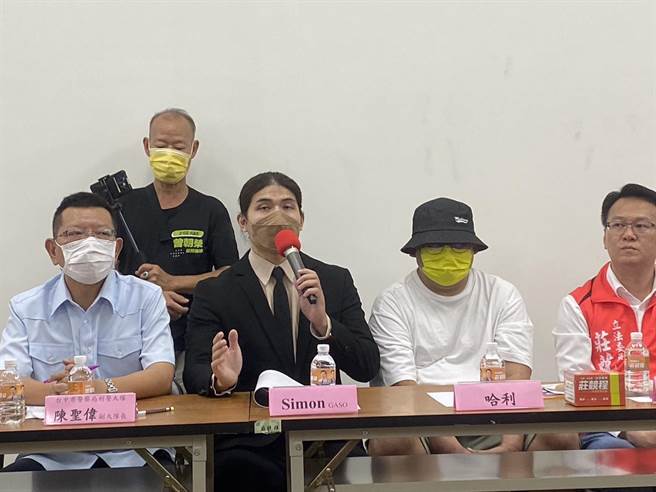 慘淪人囚的餐廳業者哈利12日由GASO在台組員simon、莊競程、市議員曾朝榮等人陪同在現身說法。（馮惠宜攝）