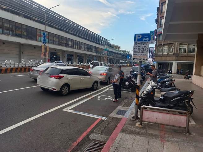 ▲基隆市警方於信二中正路口巡邏時發現小車禍，上前協助處理，竟發現大量毒品。（翻攝畫面／徐佑昇基隆傳真）