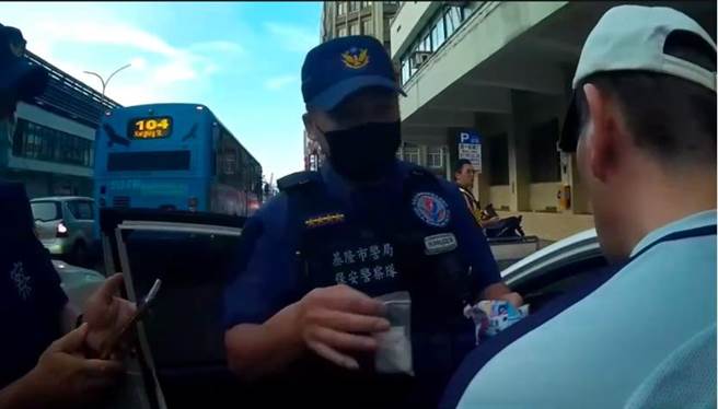 ▲警方處理車禍時，發現肇事者謝男神色有異，相當慌張，警方當下取得同意搜索其車輛，竟查獲大量毒品。（翻攝畫面／徐佑昇基隆傳真）