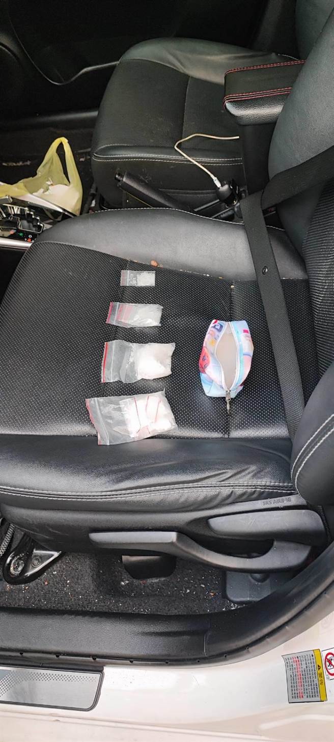 ▲嫌疑人謝男車內查獲多包毒品。（基隆市警察局提供／徐佑昇基隆傳真）