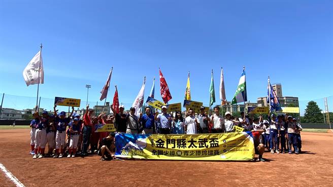 第二届太武杯全国少棒暨青少棒锦标赛今日举行开幕典礼，11支少棒球队率先开战。(于家麒摄)