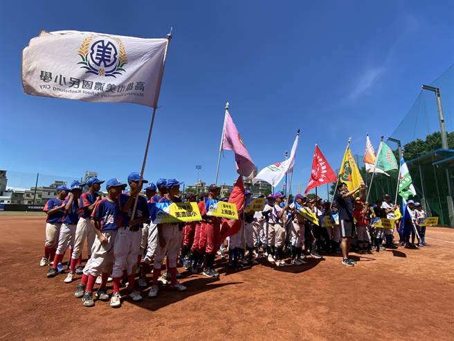 少棒组来自全国各地的9支球队与2支地主队，将一连鏖战4天共23场比赛。(于家麒摄)