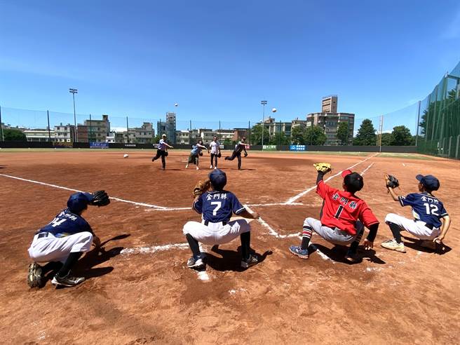 在简单的开球仪式后，来自全国各地的11支少棒球队正式开始捉对厮杀。(于家麒摄)