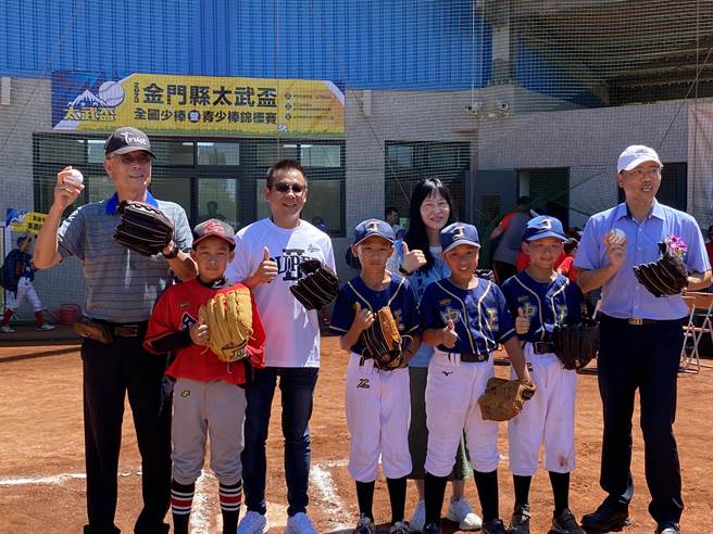 金门县棒委会副主委许燕辉(左三)期盼可以为金门在地球员培养出更多棒球界的金门之光。(于家麒摄)