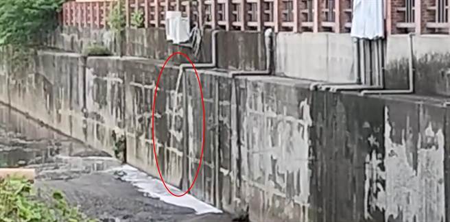 高雄鳳山溪遭不肖業者偷排廢水案件近期接二連山發生，根據高市府環保局統計，今年已經抓到23案鳳山溪偷排事件，比去年同期增加20件。（高市府環保局提供／洪浩軒高雄傳真）