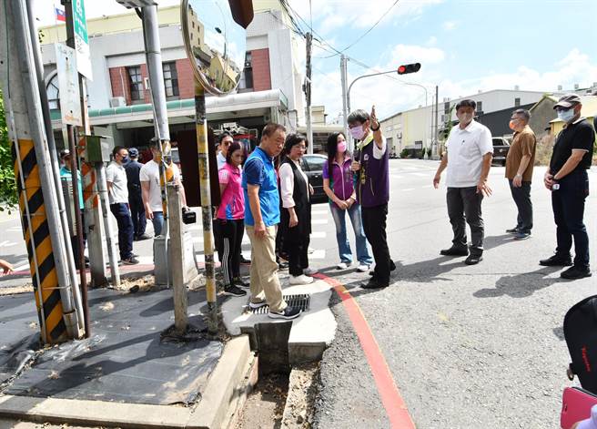 彰县府与和美镇公所等单位会勘和美消防分队一带的排水状况。（彰县府提供／孙英哲彰化传真）