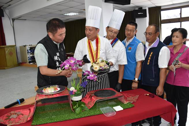 苗栗县长锺东锦颁奖12日赴三湾乡农会丰水梨评鑑比赛会场，对金牌大厨以梨入菜手艺讚不绝口。（谢明俊摄）