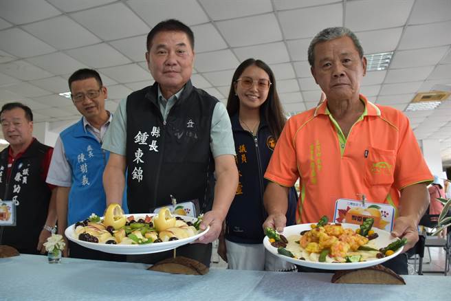 苗栗县长锺东锦颁奖12日赴三湾乡农会丰水梨评鑑比赛会场，对金牌大厨以梨入菜手艺讚不绝口。（谢明俊摄）