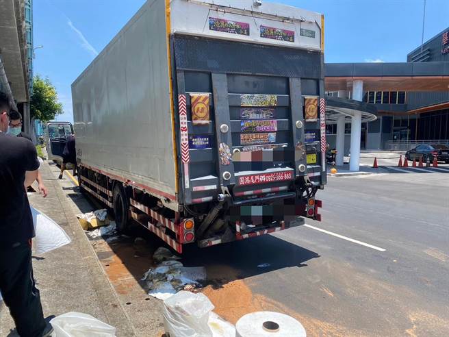 ▲基隆市12日中午在中山一路的城际转运站路口附近，发生载运军方食材的货车，疑似因为转弯过急导致载运的油品洒出，形成漏油情形，当下环保局及警方前来使用木屑清理，以免发生危险。（施伟政办公室提供／徐佑升基隆传真）