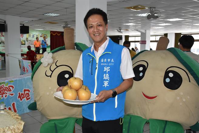 苗栗市邱镇军大力推荐三湾乡的丰水梨。（谢明俊摄）