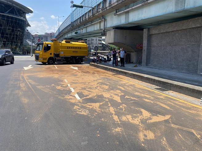 ▲环保局人员使用木屑清理现场油渍，以免发生危险。（施伟政办公室提供／徐佑升基隆传真）