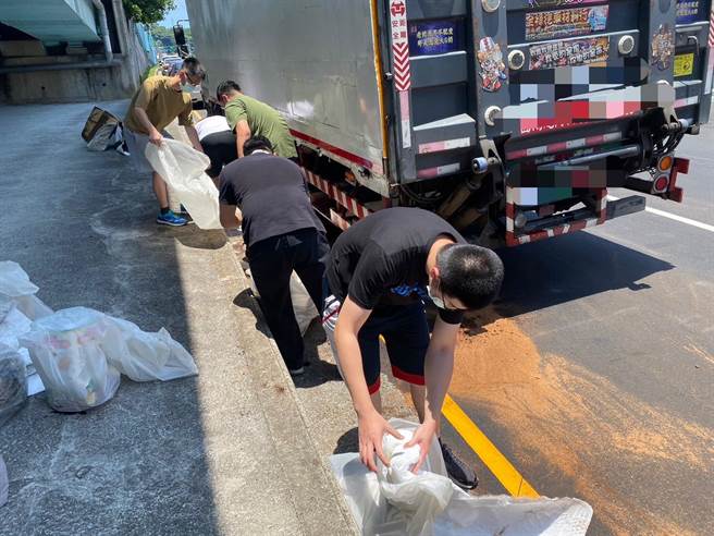 ▲现场工作人员协助清理并洒木屑后准备冲洗。（施伟政办公室提供／徐佑升基隆传真）