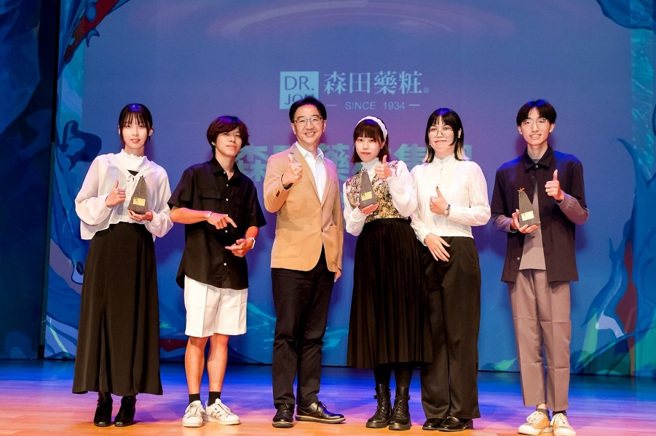 森田药粧集团副总经理亲自颁奖给优胜创意团队。(图／时报金犊奖提供)

