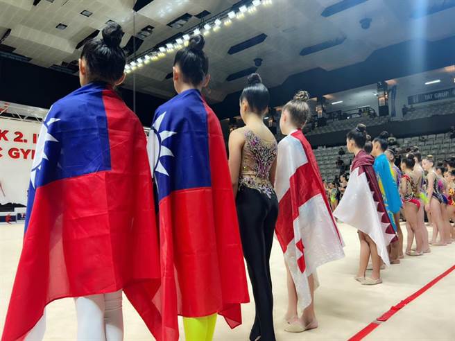 得奖选手披上国旗领奖，为台湾争光。（摘自瑞莎脸书）