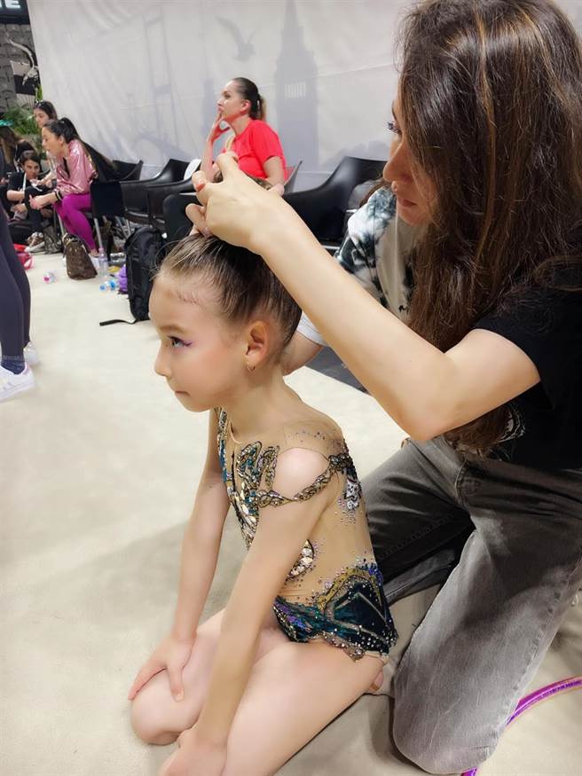 瑞莎亲自替小选手绑头髮。（摘自瑞莎脸书）