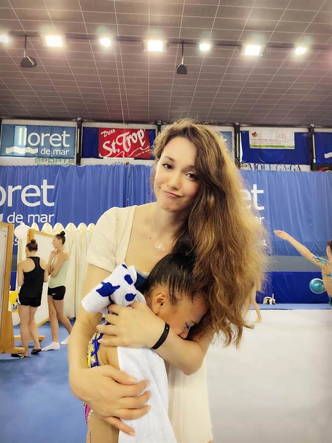 小选手虽夺下冠军仍因没达到自己理想标准而落泪，瑞莎急忙安慰。（摘自瑞莎脸书）